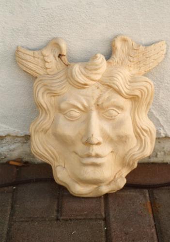 sculpted-wood-medusa